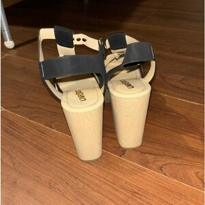Women shoes very comfortable. Perfect for a night out